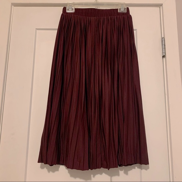 3/$30 Pleated Plum Midi Skirt - Picture 4 of 7